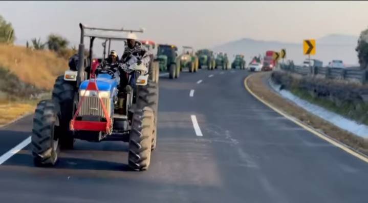 Emprenden agricultores de Tlaxcala, Puebla y Veracruz la “Gran Caravana de Tractores por el Agua”, desde Perote hacia Apizaco; podrían llegar hasta CDMX