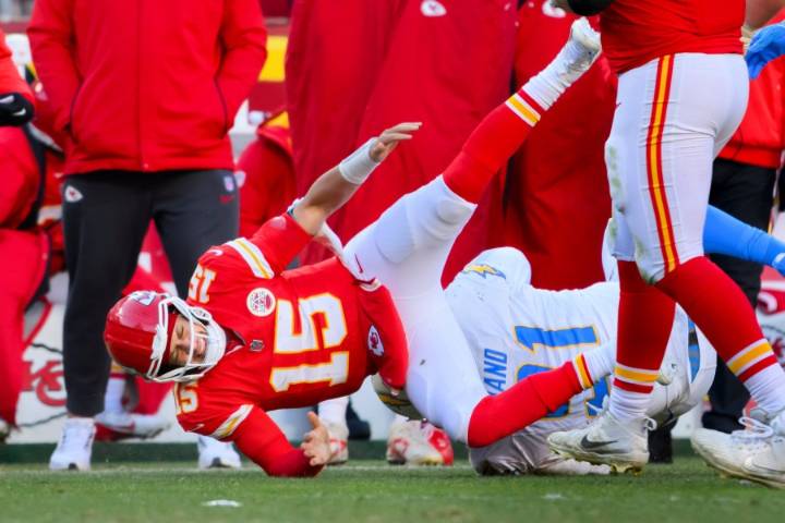 Mahomes tears ACL as Chargers eliminate Chiefs from playoff contention with 16
