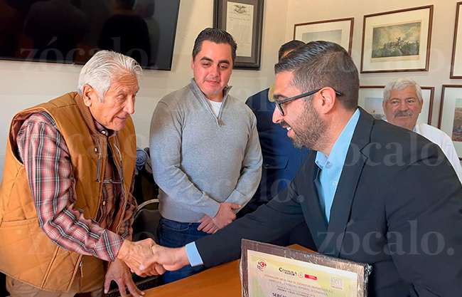 Sergio Treviño, comentarista de Tele Saltillo, es galardonado con la Presea Ángel Fernández