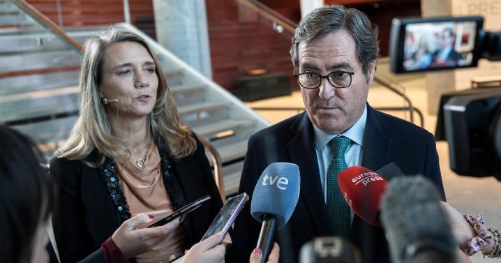 CEOE propone una subida del SMI del 1,5 % para 2026, hasta 1.202 euros al mes, con tributación en el IRPF