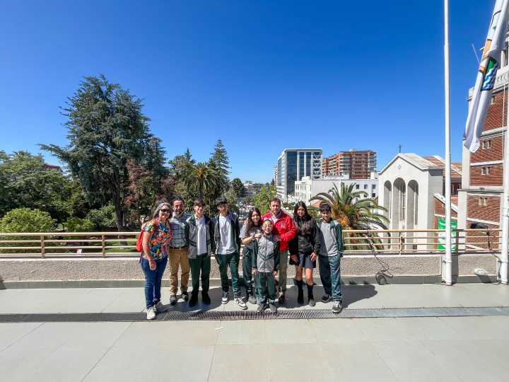 Alumnos de la Escuela Carlos Spano de Talca conocen el Gobierno Regional en un recorrido guiado por el gobernador