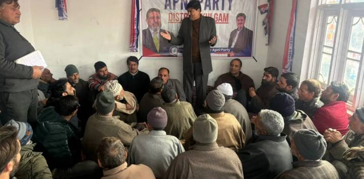 Apni Party holds key meetings in Kulgam, Karnah to boost outreach, address local issues