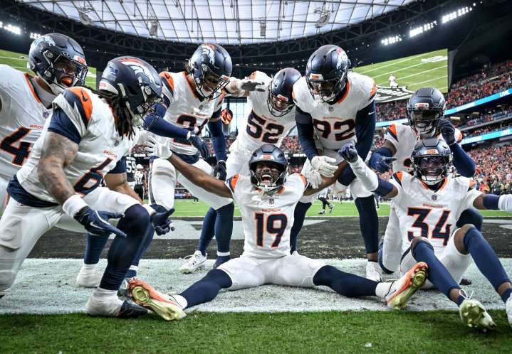 Broncos win 10th straight game, beat Raiders, 24