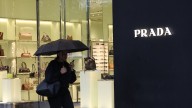 La Fiscalía de Milán pide documentación a 13 marcas de moda, entre ellas Prada o Versace, para verificar si hay explotación laboral