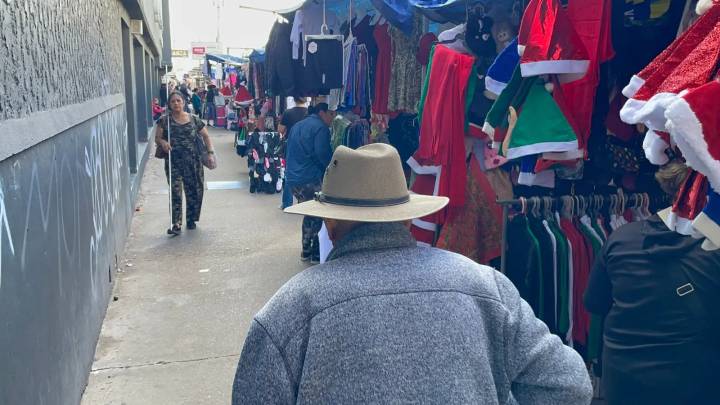 Se instalan vendedores navideños en el centro de Obregón