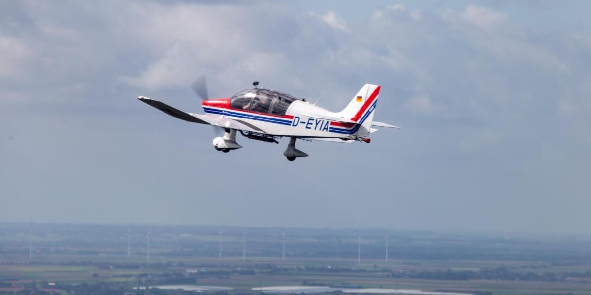 Mueren cuatro jóvenes tras estrellarse avioneta