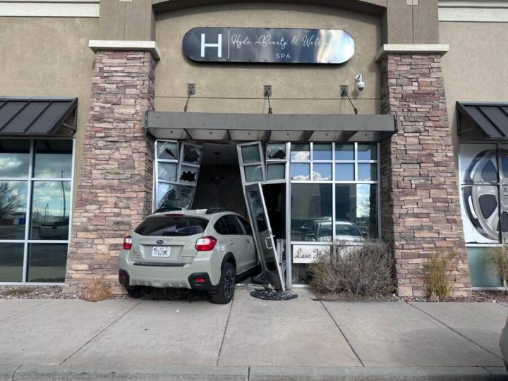 Car crashes into beauty salon in Pleasant View