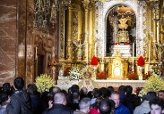 Largas colas para ver a la Macarena restaurada tras la pifia de las pestañas