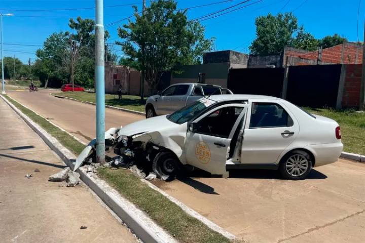 Taxista perdió el control del auto y chocó contra una columna de alumbrado