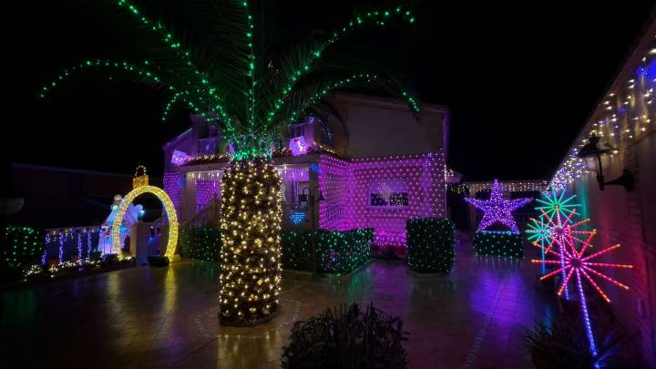 Un vecino de Cobisa (Toledo) crea su propio Cortylandia en la fachada de su vivienda esta Navidad