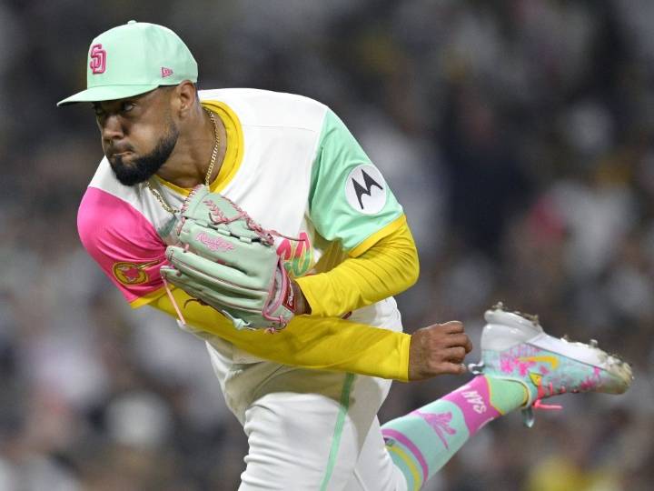 Blue Jays’ bullpen target Robert Suarez chooses Braves