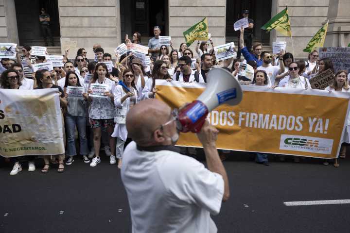 Los médicos inician una huelga de cuatro días para mejorar sus condiciones laborales