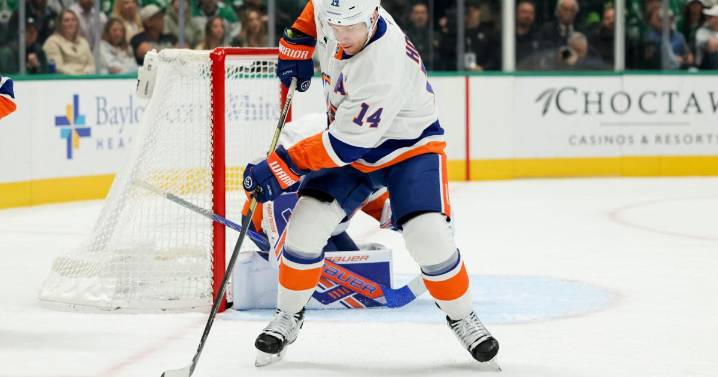 Islanders' Horvat leaves game with lower body injury