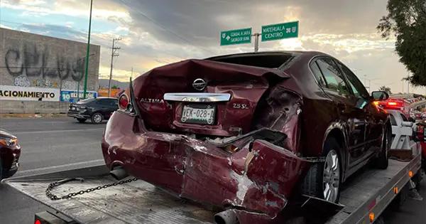 Por alcance, impactan en puente Los Pinos