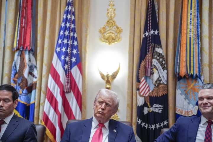 Trump afirma que ataques en territorio venezolano comenzarán “pronto” y amenaza a otros países