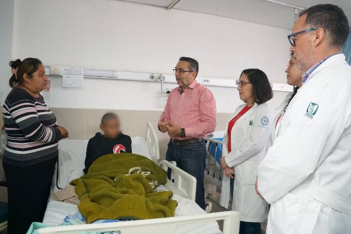 Médicos del IMSS Yucatán salvan vida a joven que tenía un machete curvo en la cabeza