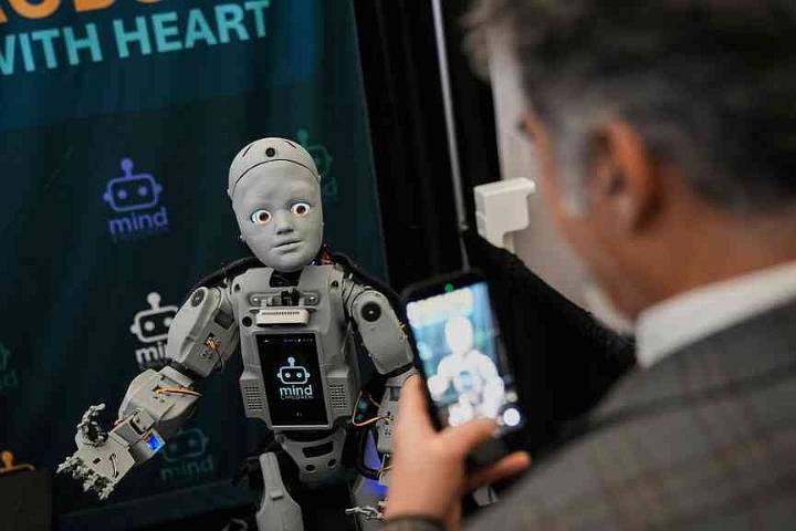 Firms showcase humanoid robots