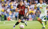 Santiago Giménez lleva un “matrimonio perfecto” con el Milan, su posible salida a Premier League son sólo rumores, asegura Rafaela Pimenta