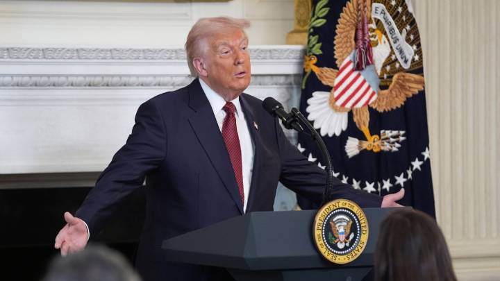 Trump suspende solicitudes de residencia y ciudadanía para personas de 19 países