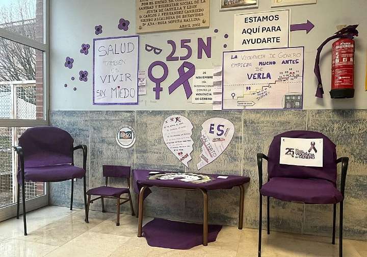 Los centros sanitarios de León instalan la silla violeta contra la violencia de género