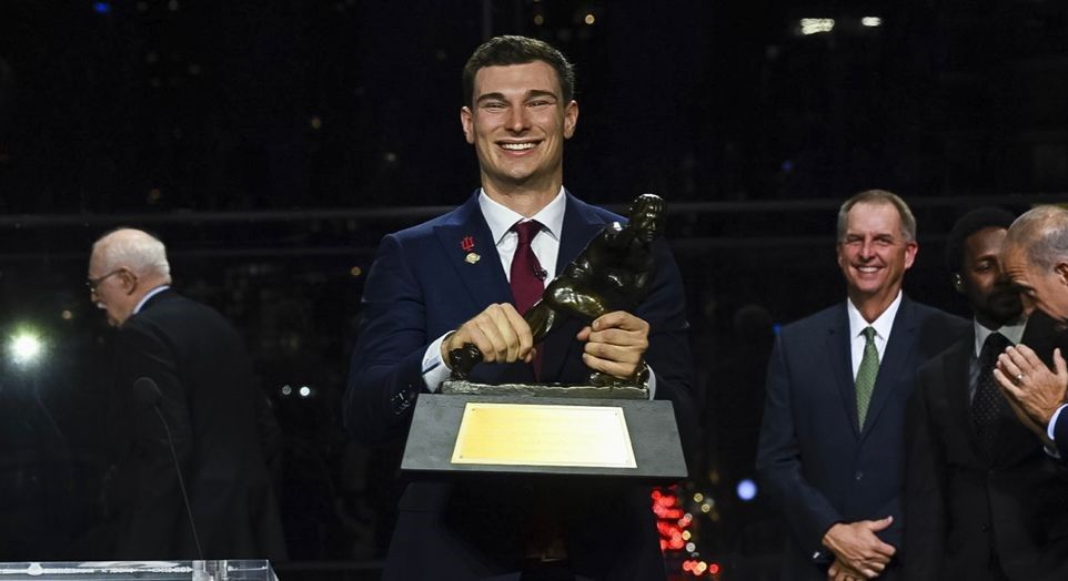 Fernando Mendoza hace historia al obtener el premio Heisman