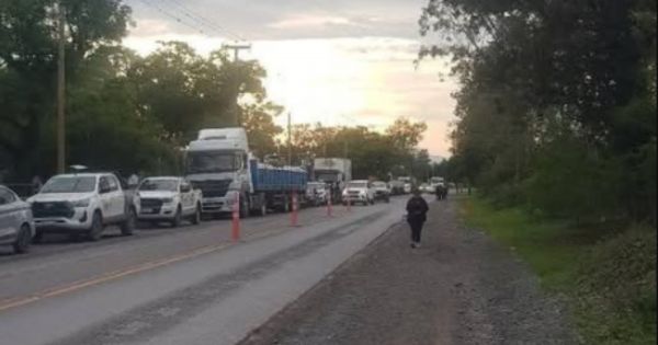 Larguísima fila de autos en la Ruta 51: el camino había quedado cortado por las tormentas