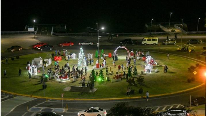 Inauguran el Paseo Navideño en la Plaza de las Colectividades