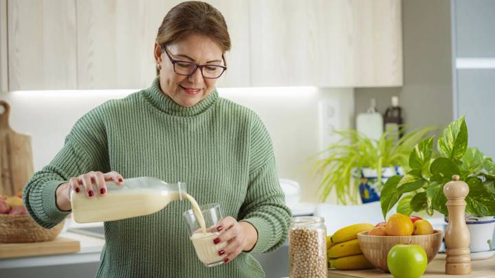 La leche y otros ocho líquidos que nunca deberías tirar por el fregadero