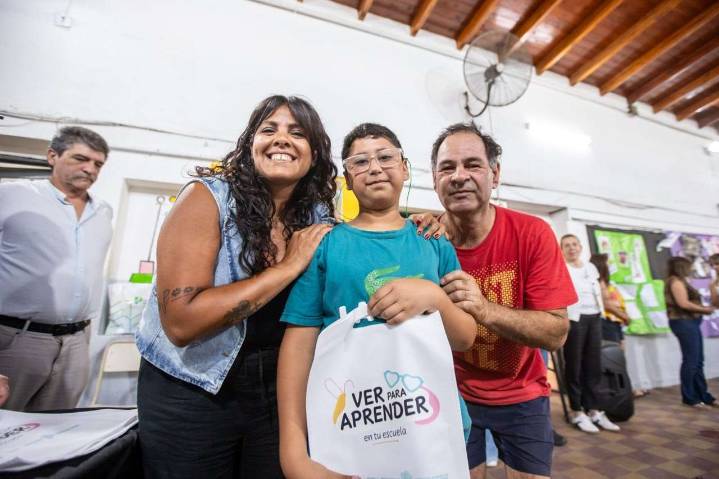 Eva Mieri entregó anteojos en la Escuela 4
