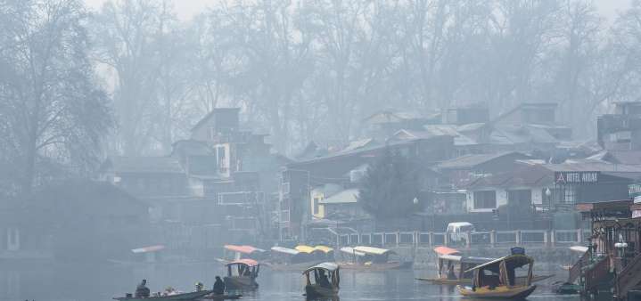 Cold wave Grips Kashmir, Srinagar shivers at minus 4.0°C