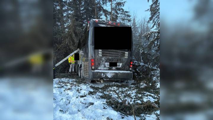 Multiple people injured as bus carrying minor hockey team crashes on QEII north of Edmonton
