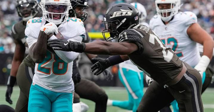 Tagovailoa wins in cold, Miami Dolphins knock New York Jets out of playoffs with 4th straight victory