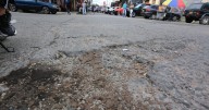 El pavimento es un juego de obstáculos: quejas por los huecos en sector de Liborio en Manizales