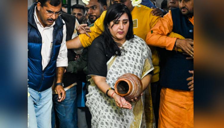 BJP MP Bansuri Swaraj Immerses Father Swaraj Kaushal’s Ashes In Ganga; Condolence Meet On Dec 7