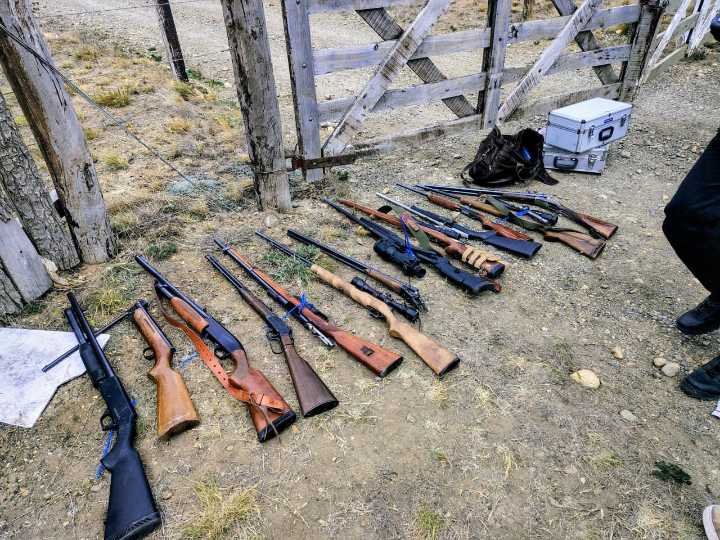 Hallan arsenal enterrado en una chacra de Río Gallegos y la Policía recupera 14 armas robadas