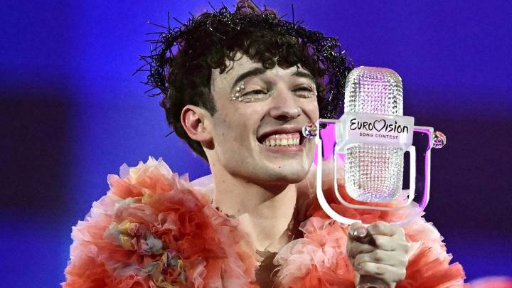 Nemo devuelve el trofeo de Eurovisión 2024 como protesta por mantener a Israel en el concurso
