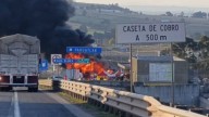 Incendio de pipas con combustible paraliza la autopista México