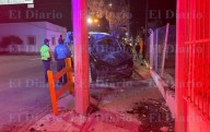 Conductor choca contra poste y resulta herido
