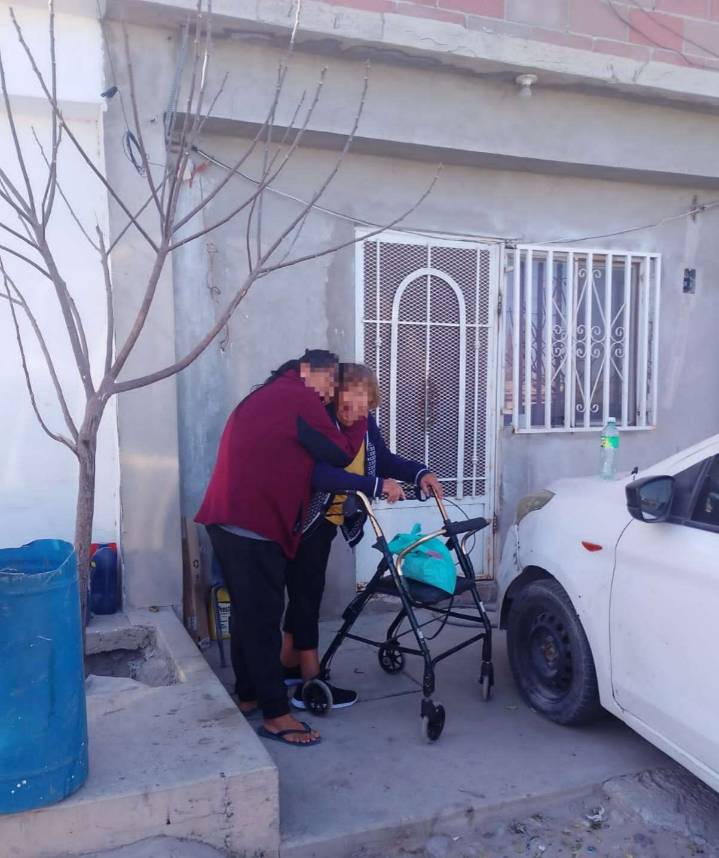 Apoyan a adulta mayor a llegar a salvo a su casa