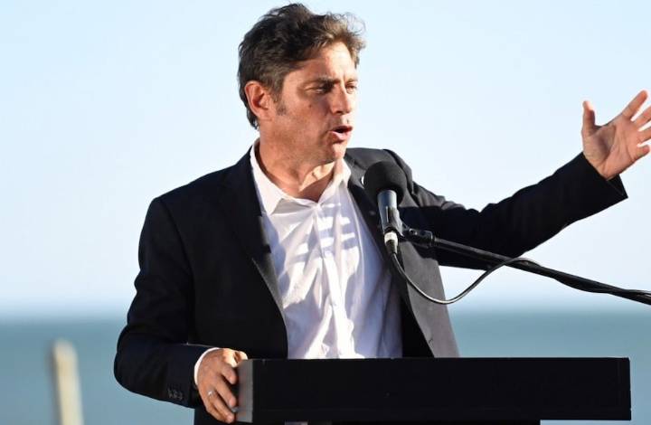 El gobernador Kicillof llega a Bahía para recorrer obras y participar de una entrega de viviendas