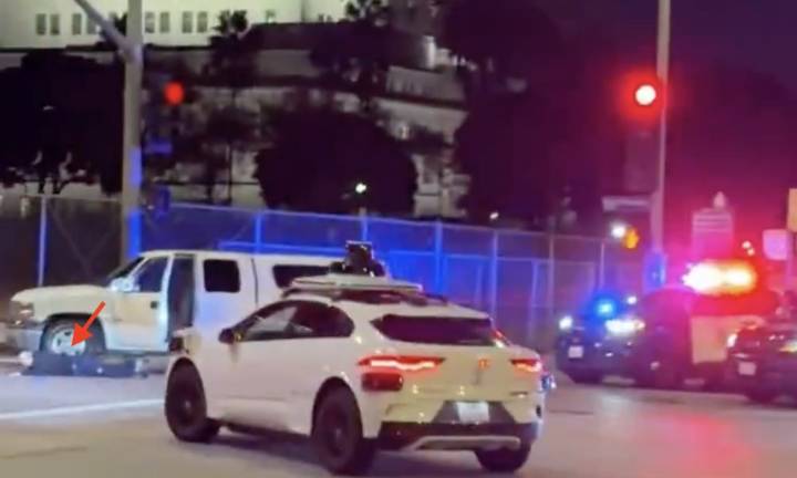 Waymo driverless taxi drives directly into active LAPD standoff