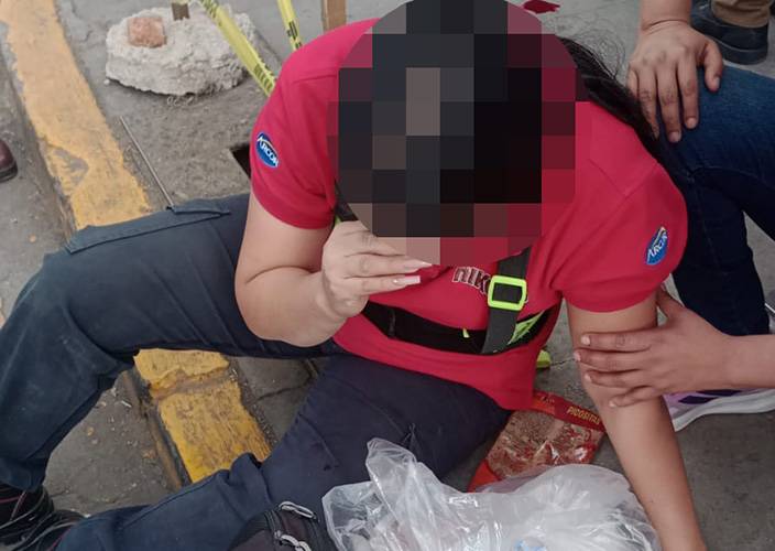 Empleada de una dulcería se fracturó un tobillo al caminar por una banqueta del centro