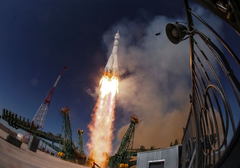 Spacecraft brings Russians, American back to earth, Russia's space agency says