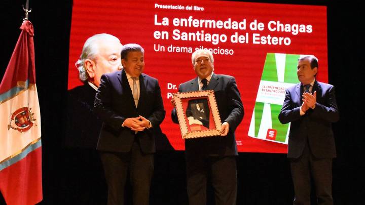 Zamora acompañó la presentación del libro sobre el Chagas en Santiago del Estero