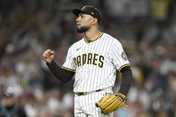 Deadspin | Braves reel in RHP Robert Suarez on 3-year, $45M deal