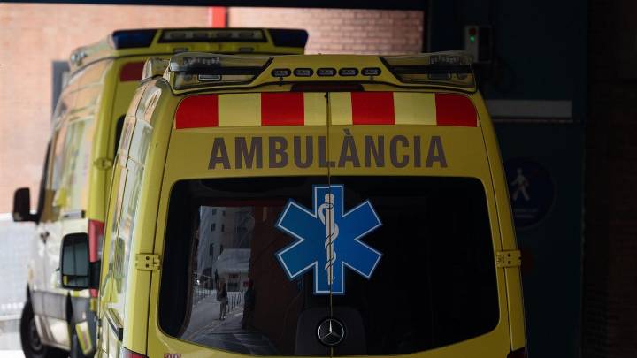 Un accidente entre una ambulancia y un autobús en Badalona provoca 4 heridos, uno de ellos crítico