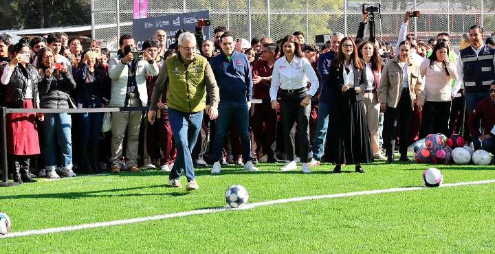 Con inversión de 10 mdp, inaugura Bedolla canchas de fútbol 7 en Secundaria 2 de Morelia