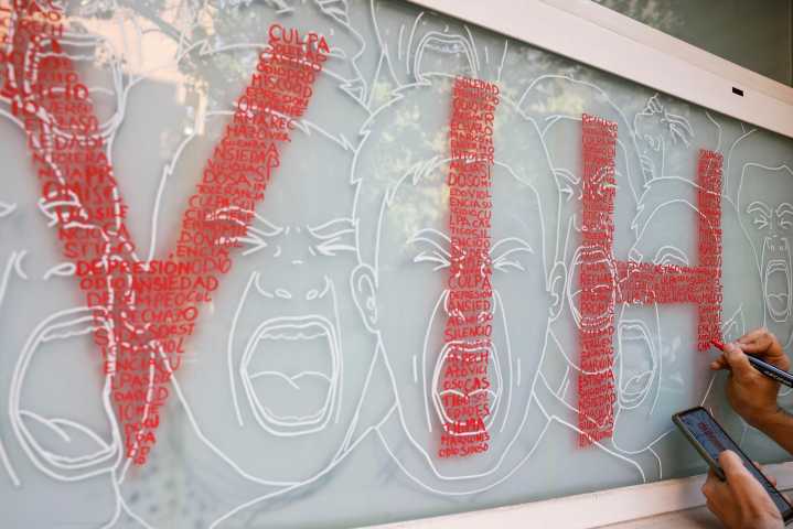 Cómo es vivir con VIH hoy: la historia de dos personas de Huelva a las que todavía les duele el estigma