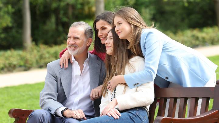 Los Reyes Felipe VI y Letizia y sus hijas, la princesa Leonor y la infanta Sofía, felicitan la Navidad con una estampa familiar