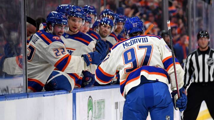 Connor McDavid's hat trick ties Mark Messier as Oilers rout Kraken